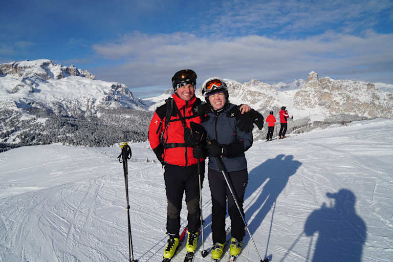 Peter Paal mit seiner Frau Evelyn auf der Sellaronda, Piz Boé und Sassongher im Hintergrund, Dolomiten, Südtirol