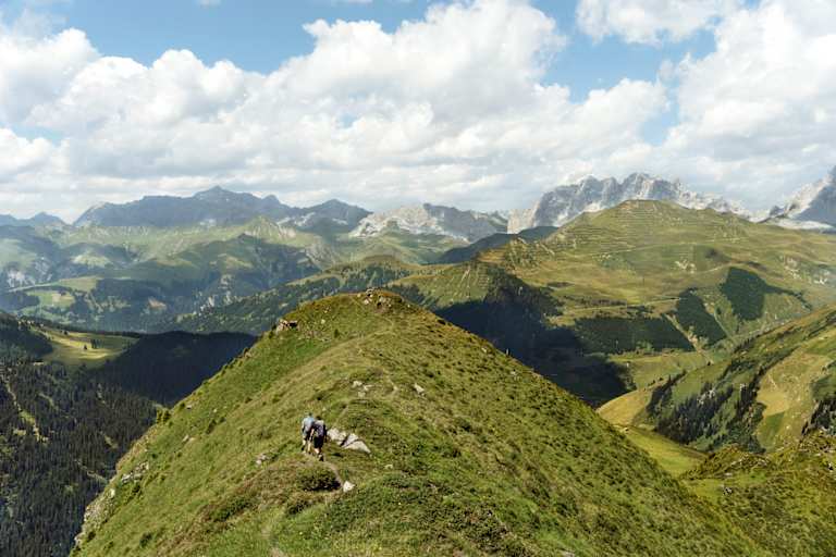 Ein Grat führt von Jägglisch Horn nach St. Antönien. Dahinter erstreckt sich das Prättigau mit Drusenfluh, Drei türmen und Sulzfluh