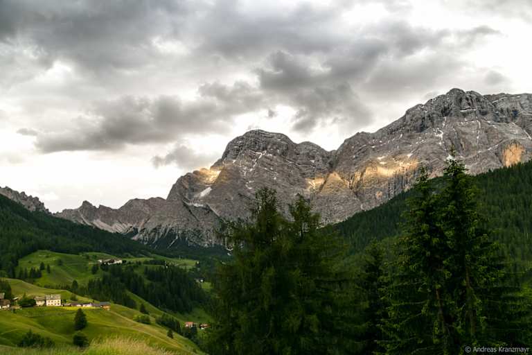 Sonnenspiegelungen im Bergmassiv 