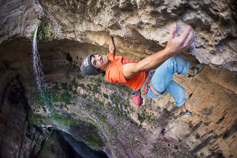 David Lama klettert "Avaatara", ein Sinkloch im Libanon