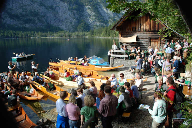 Bei der Lechthütte am Seeufer wird aufgespielt