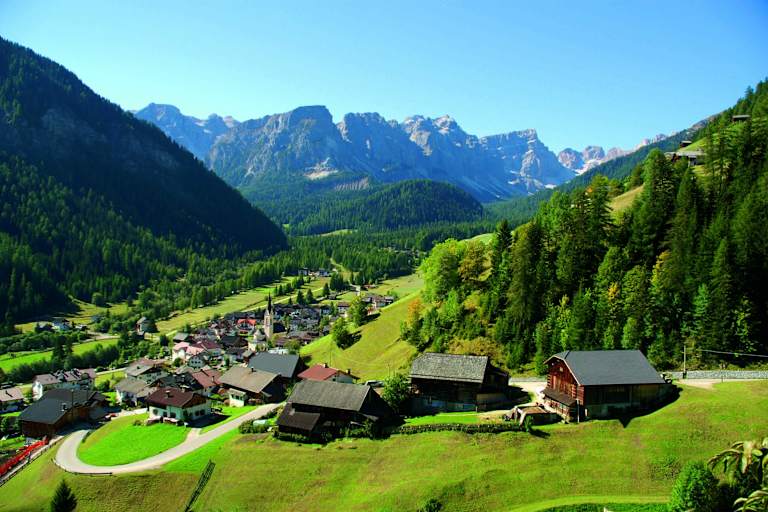 Lungiarü am Eingang zum Naturpark Puez-Geisler im Dolomiten UNESCO Welterbe