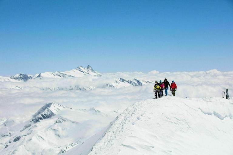 Am Gipfelgrat des Großvenedigers, im Hintergrund der Großglockner