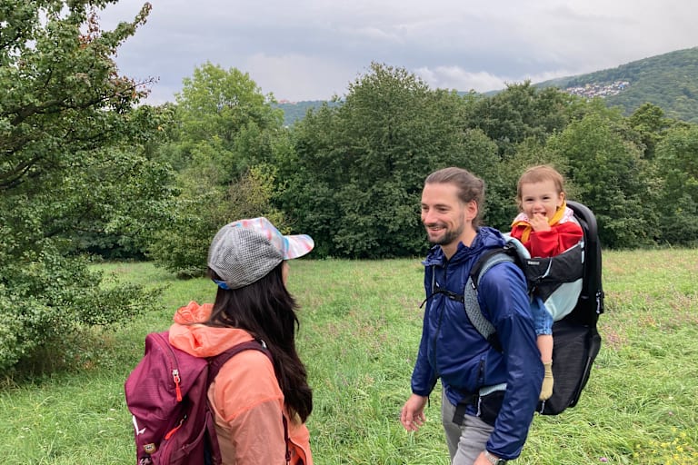 Thule Sapling Kraxe mit Wanderern