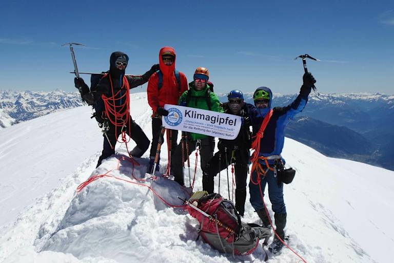 Die Gründer der Initiative climbersforfuture.com auf dem Gipfel des Mont Blanc