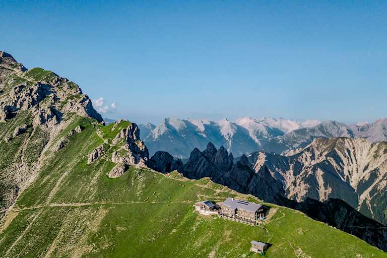 Die Nördlinger Hütte (2.239 m) im Karwendel (Tirol)
