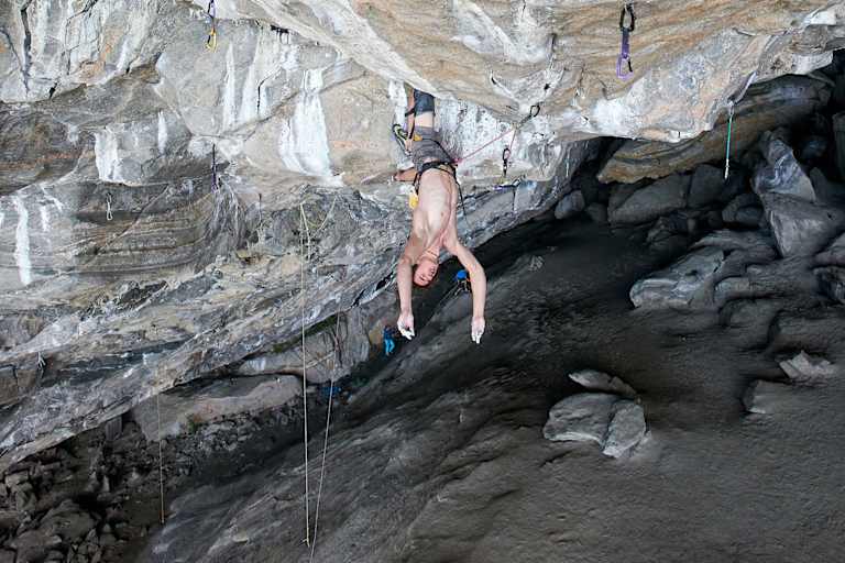 Fledermaus Adam Ondra befreit seinen Geist während des Durchstiegs von „Silence“ (9c)