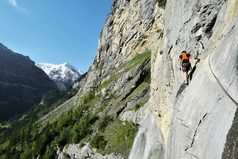 Querung im unteren Teil des Klettersteigs, Balmhorn und Altels im Hintergrund.