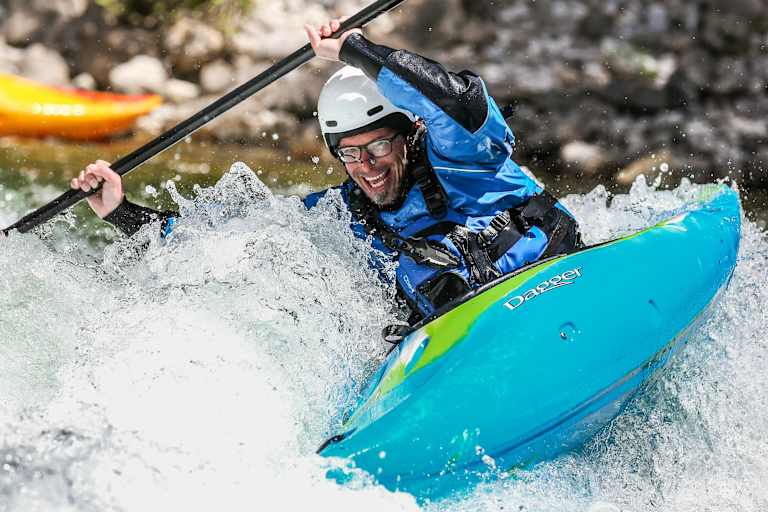 Kanufahrer im Wildwasser