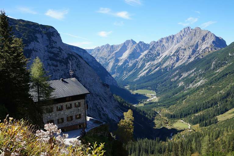 Das Karwendelhaus vor einem beeindruckenden Bergpanorama 