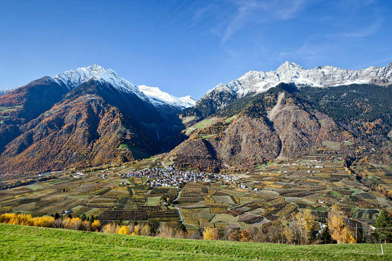 Das Dörfchen Partschins in Südtirol
