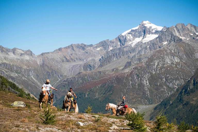 Am Rücken der Pferde ist man dem Himmel im Südtiroler Ahrntal noch ein Stück näher.