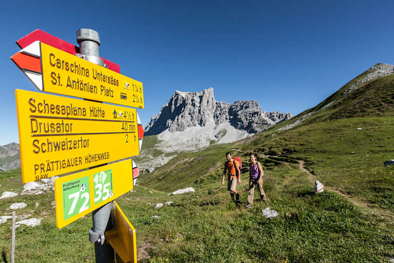 Wandern im Bergsteigerdorf St. Antönien in Graubünden in der Schweiz. 