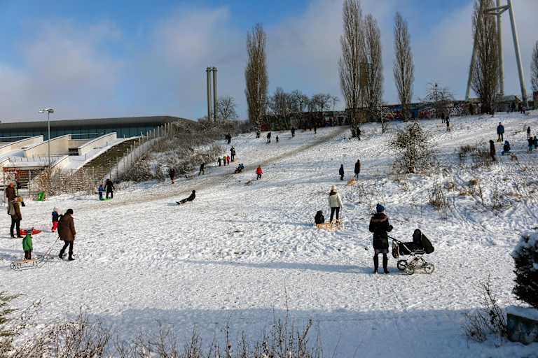 Rodeln im Mauerpark in Berlin