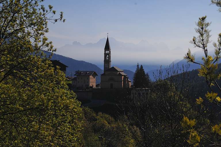 Cibiana di Cadore, im Hintergrund die Grenzberge zum Friaul