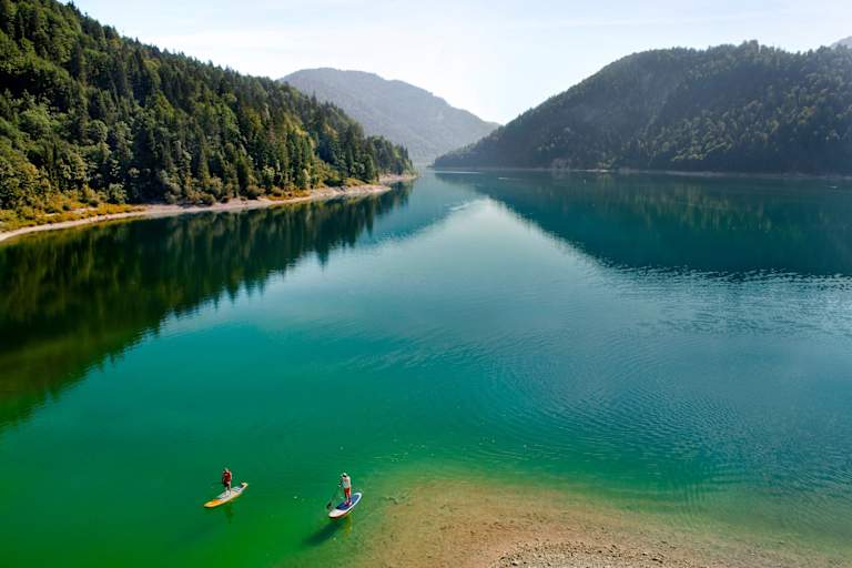 Zwei Sportler alleine am See.