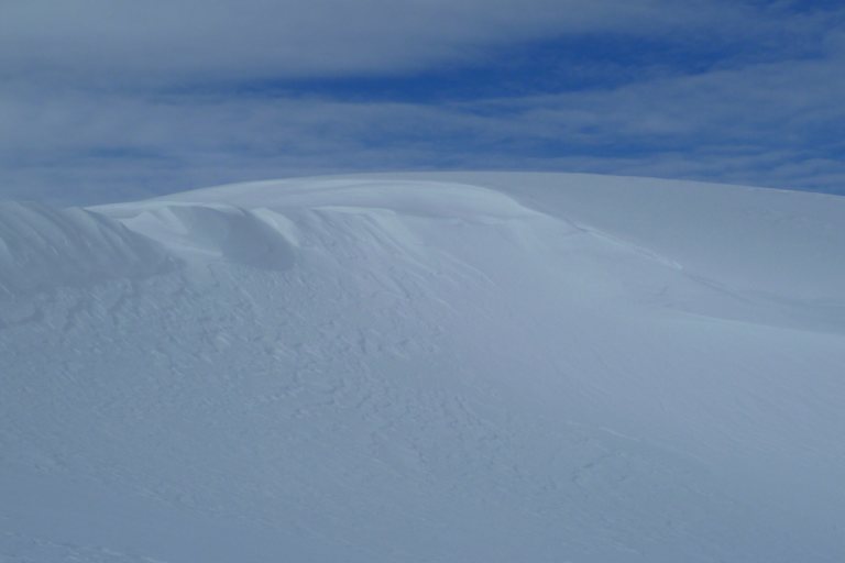 Der Wind formt den Schnee