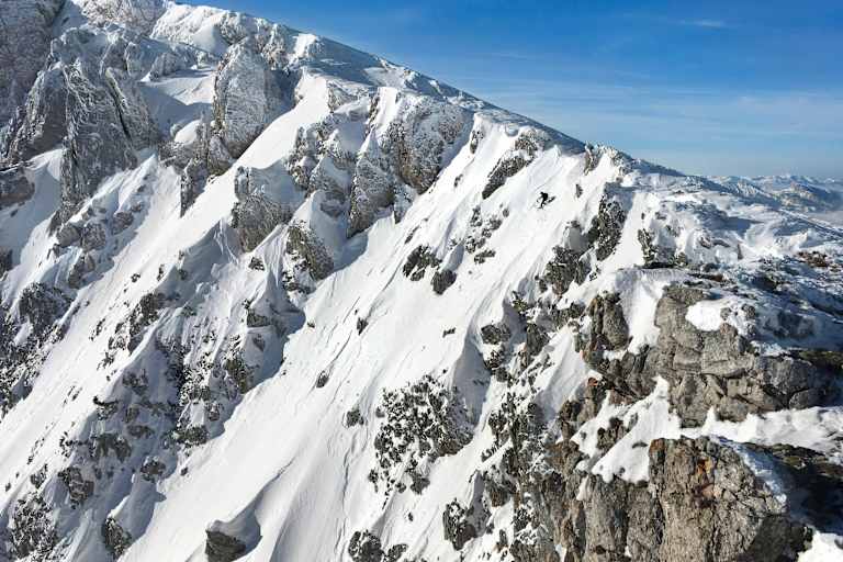 Skifahrer in einer steilen Flanke am Schneeberg in Niederösterreich