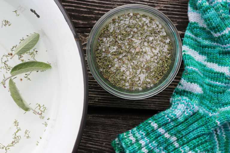 Selbstgemachtes Kräuter-Fußbad