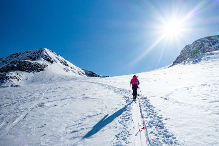 Skitourengeher am Weg auf den Similaun