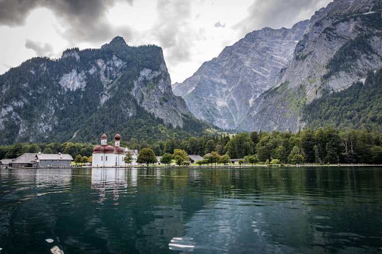 Der Blick auf die Wallfahrtskirche St. Bartholomä auf der Halbinsel Hirschau im Königssee