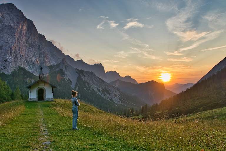 Mädchen bei Sonnenuntergang am Berg