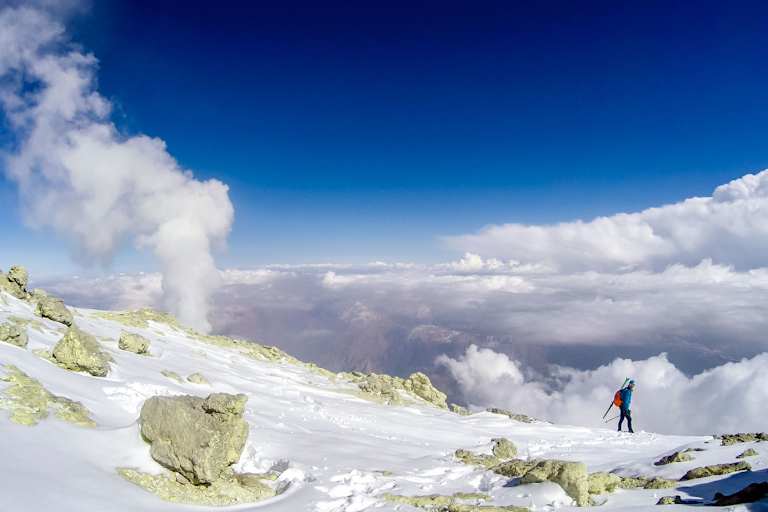 Sea to summit: Benedikt Böhm auf dem Damavand im Iran