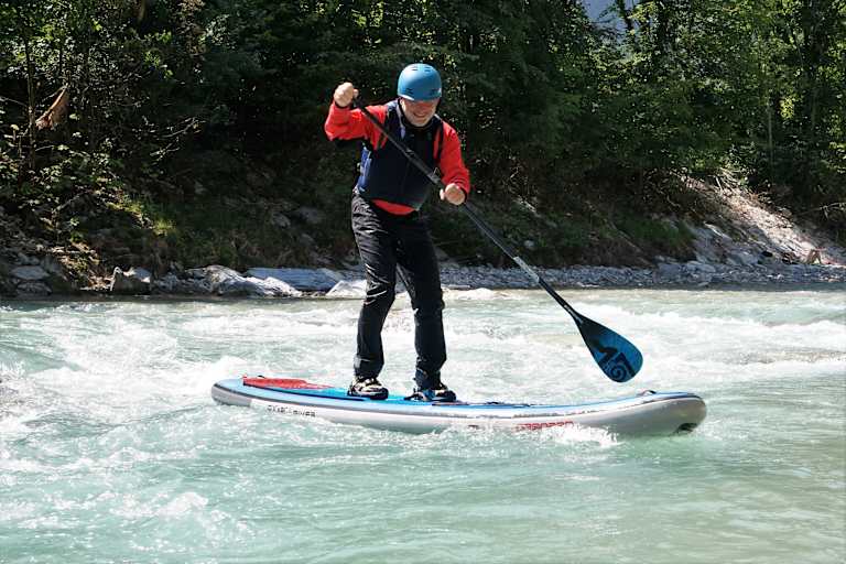 Stand-Up-Paddler im Wildwasser