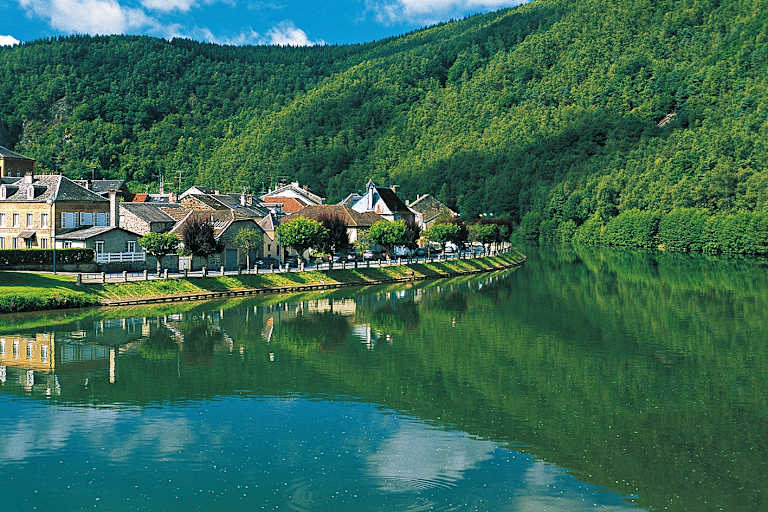 Malerisch liegen die Häuser von Monthermé am Ufer der Maas.
