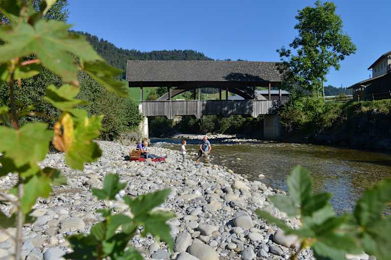 Idyllische Flusslandschaften am Emmenuferweg