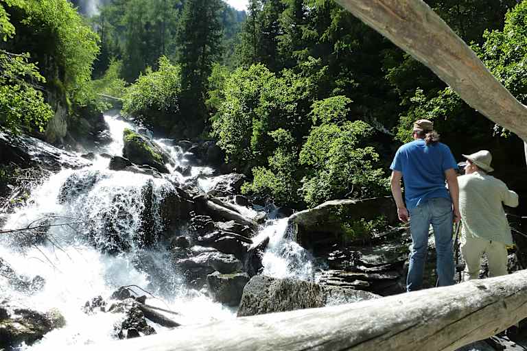 Die Umbalfälle transportieren im Sommer das Gletscherwasser ins Tal