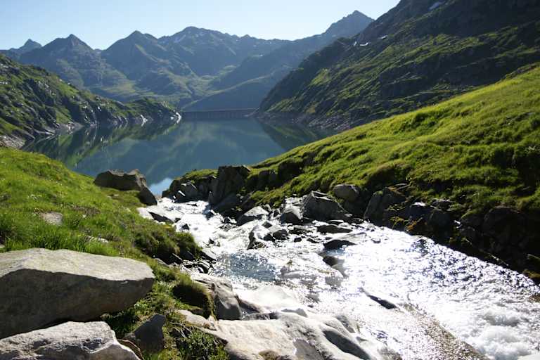 Die Reussquelle fliesst in den Lucendro Stausee