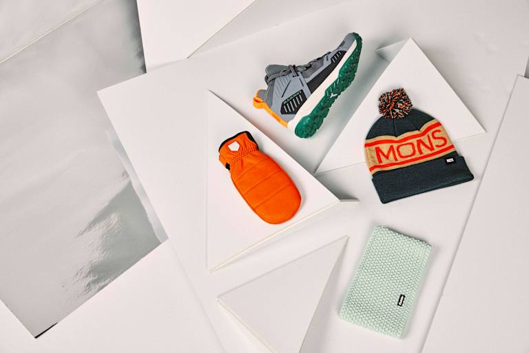 Wintersneakers, Fäustlinge und Mütze für Spaziergänge und kleine Wanderungen im Winter