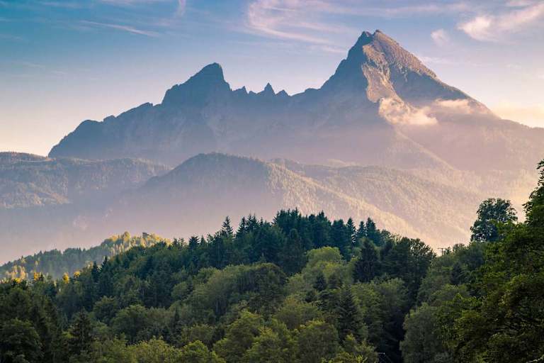 Der Watzmann (2.713 m) im Berchtesgadener Land im sanften Abendrot