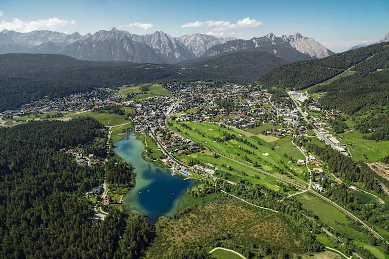 Blick auf Seefeld in Tirol mit Wildsee und Golfplatz