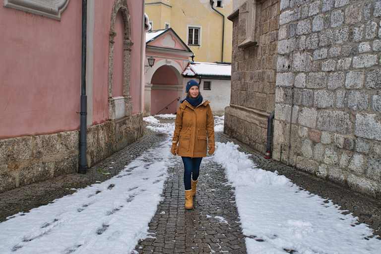 Frau beim Winterbummel