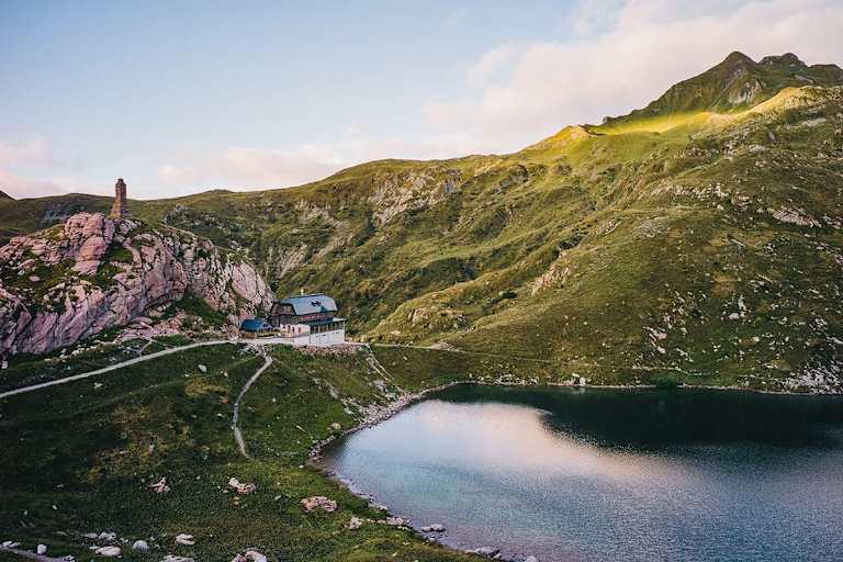 Der Wolayersee mit der Wolayerseehütte (1.951 m) im sanften Abendlicht