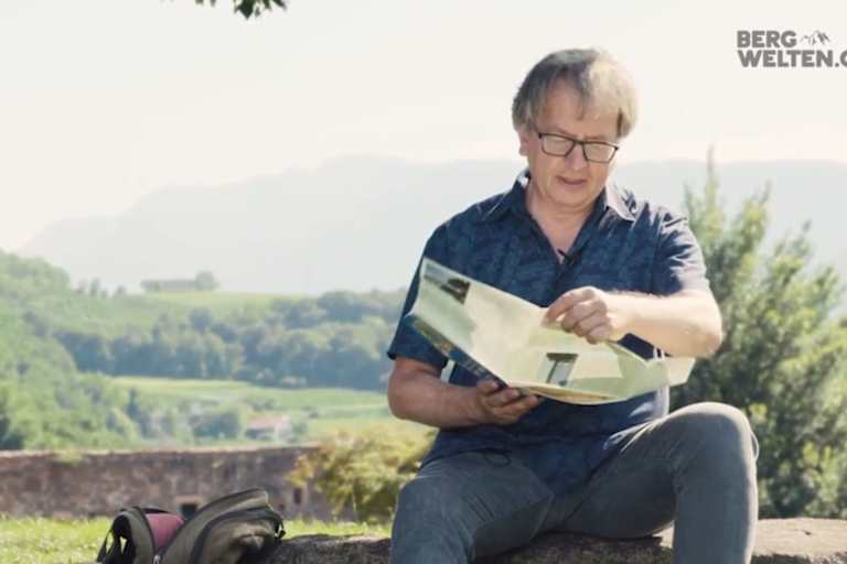 Hans Zippert studiert die Müggelberge