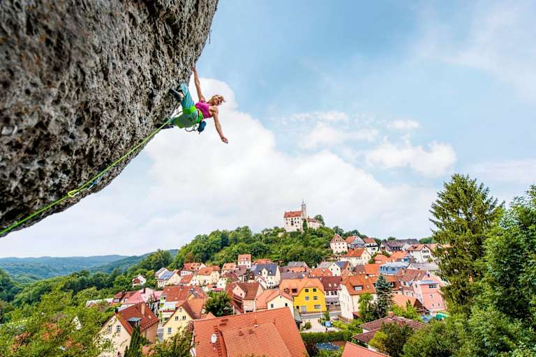Angy Eiter klettert die 17 Meter lange „Supernase“ am Gernerfels in Gößweinstein. Der Fels gilt als fränkischer Klassiker – auch wegen des überragenden Ausblicks, wenn man oben ist.