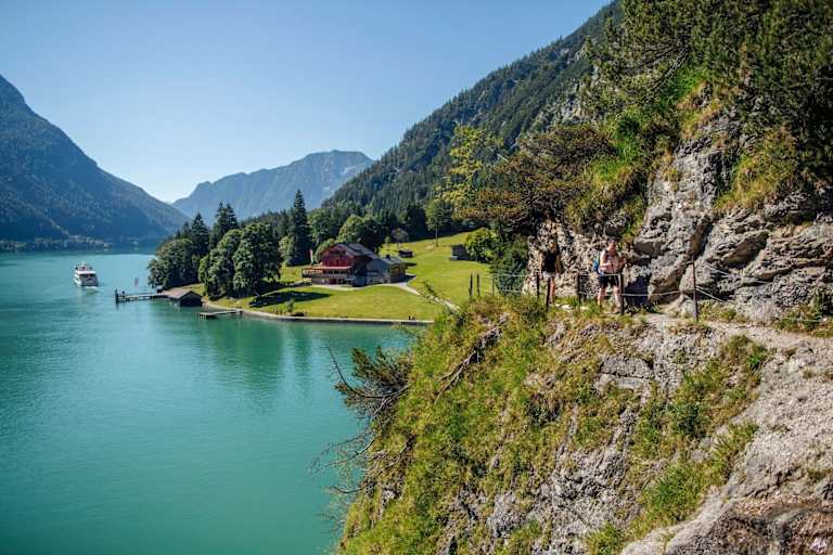 Eine Almhütte die direkt am Achensee liegt