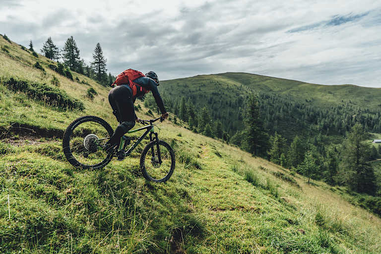 Alex Payer weiß genau, was du für deine ausgiebigen Radtouren brauchst: Die richtige Stärkung für zwischendurch bekommst du mit den Loidl Salamisnacks.