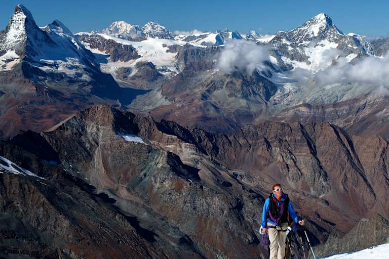 Bergführer im Aufstieg aufs Allalinhorn in der Schweiz