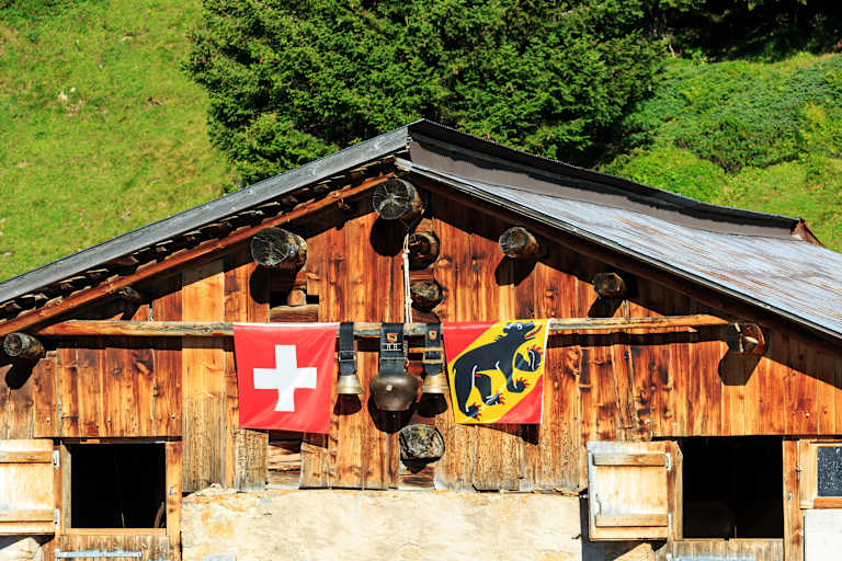 Sommer auf der Alp: Almhütte im Berner Oberland