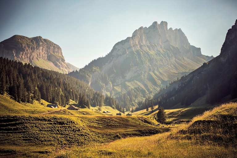 Die malerische Berglandschaft.