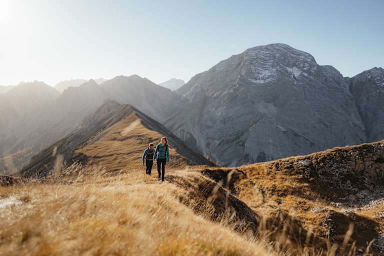 Das in herbstliche Farben getauchte Alta Badia in Südtirol lädt zu ausgedehnten Wanderungen ein.