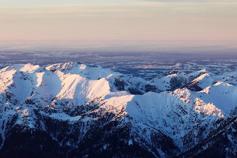Bayern: Blick in die Ammergauer Alpen mit der Hochplatte