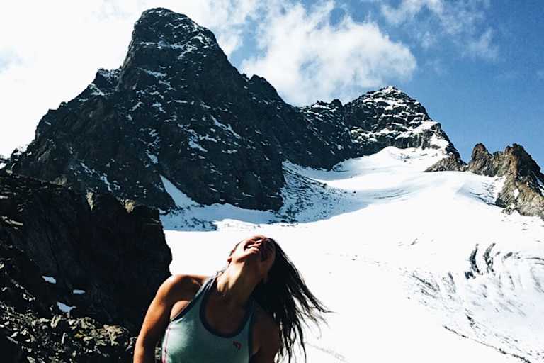 Ana Zirner auf der sechsten Etappe ihrer Alpenüberquerung in Graubünden
