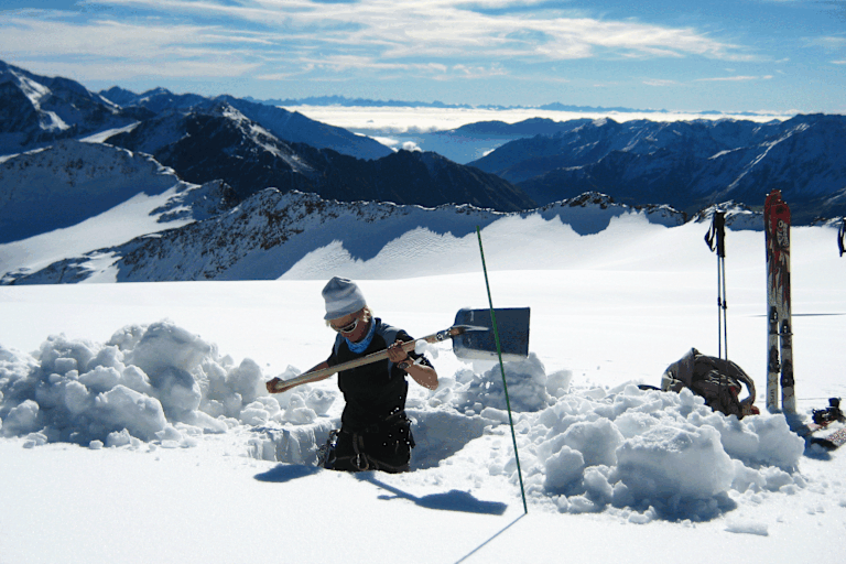 Glaziologin Andrea Fischer bei der Arbeit am Gletscher