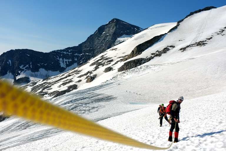Angeseilt am Gletscher: Lange Abstände und gespanntes Seil.