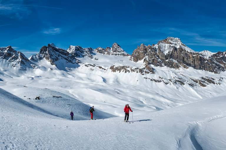 Skitourengeher im Aostatal in Italien